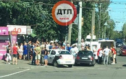 В Киеве автомобиль влетел в толпу людей, есть пострадавшие
