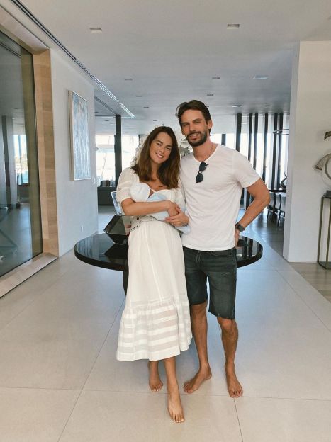 Олеся Стефанко з чоловіком Сергієм і новонародженим сином / © Instagram Олесі Стефанко