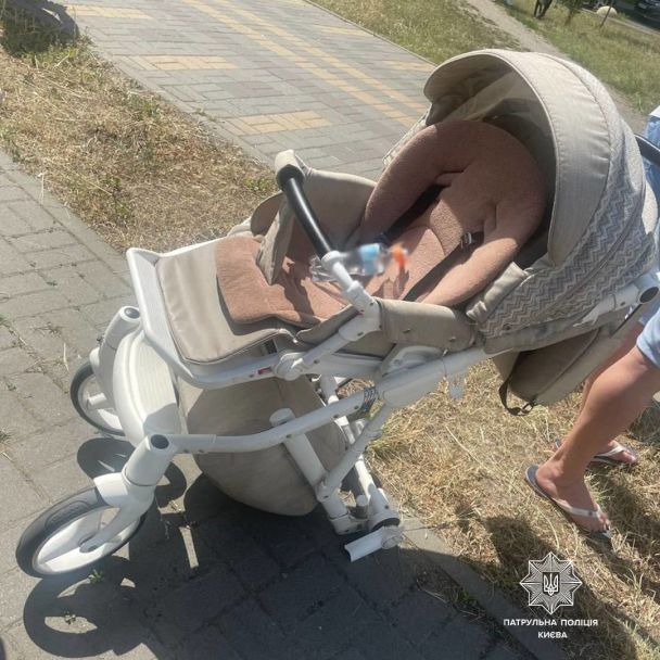 У Києві водій на пішохідному переході збив дитину у візку.