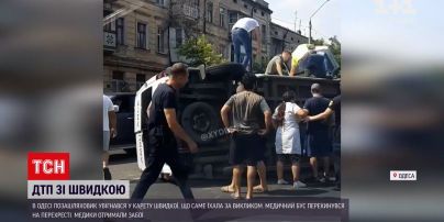 Новости Украины: в Одессе внедорожник опрокинул карету скорой - серьезных травм медики не получили