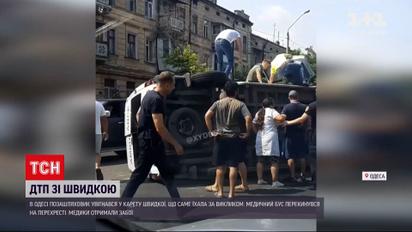 Новости Украины: в Одессе внедорожник опрокинул карету скорой - серьезных травм медики не получили