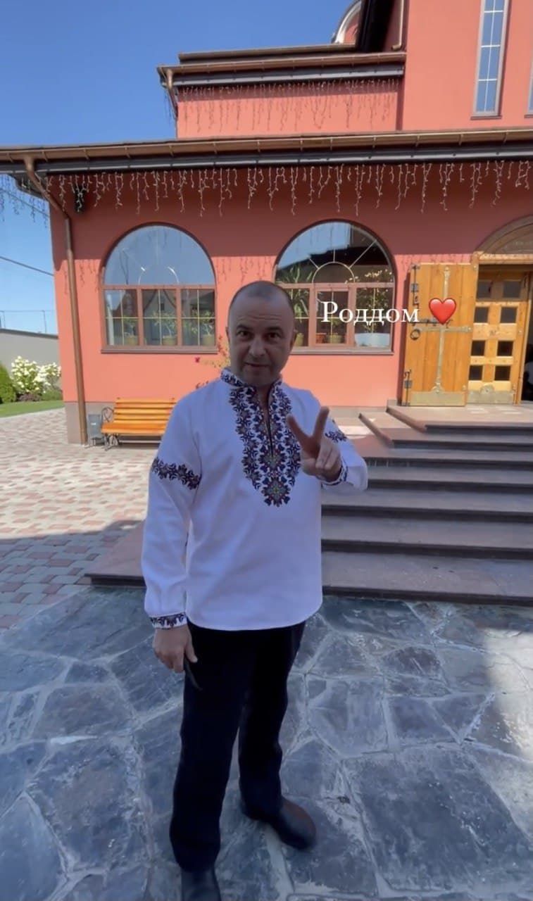 Віктор Павлік у вишиванці на тлі церкви / © instagram.com/repyahovakate