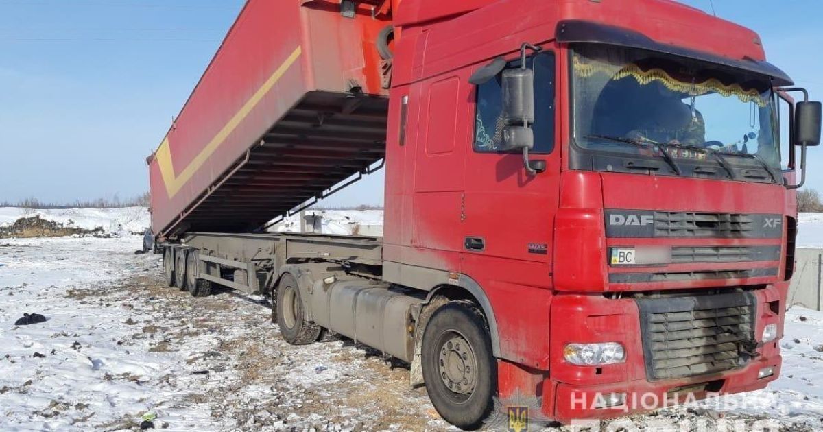 Поліція виявила львівські вантажівки зі сміттям на Київщині