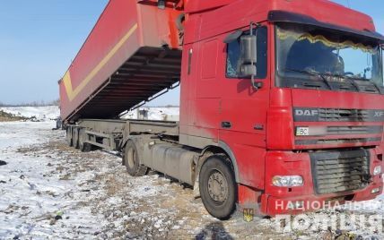 Поліція виявила львівські вантажівки зі сміттям на Київщині