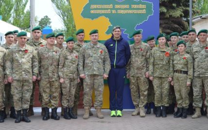 Украинский боксер Усик посетил пограничников в зоне АТО