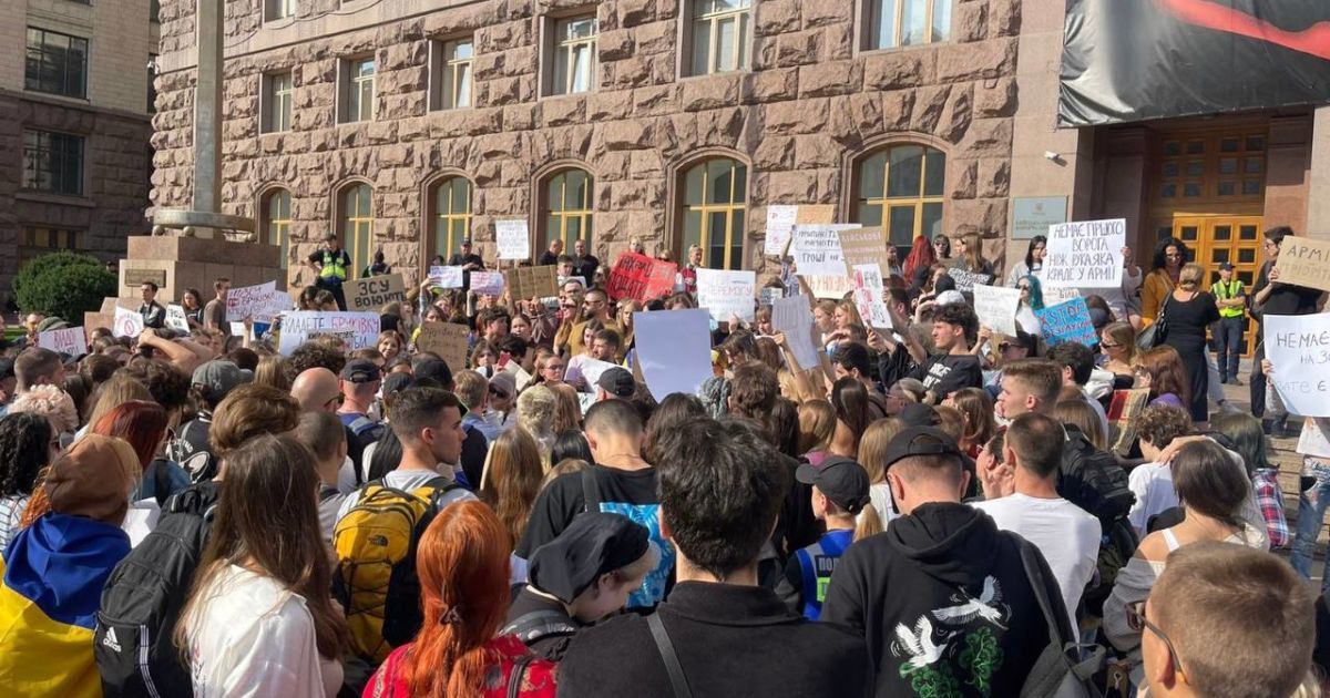 Підтримка ЗСУ з бюджету Києва має посилюватись, - під стінами КМДА відбулася зустріч депутатів з киянами