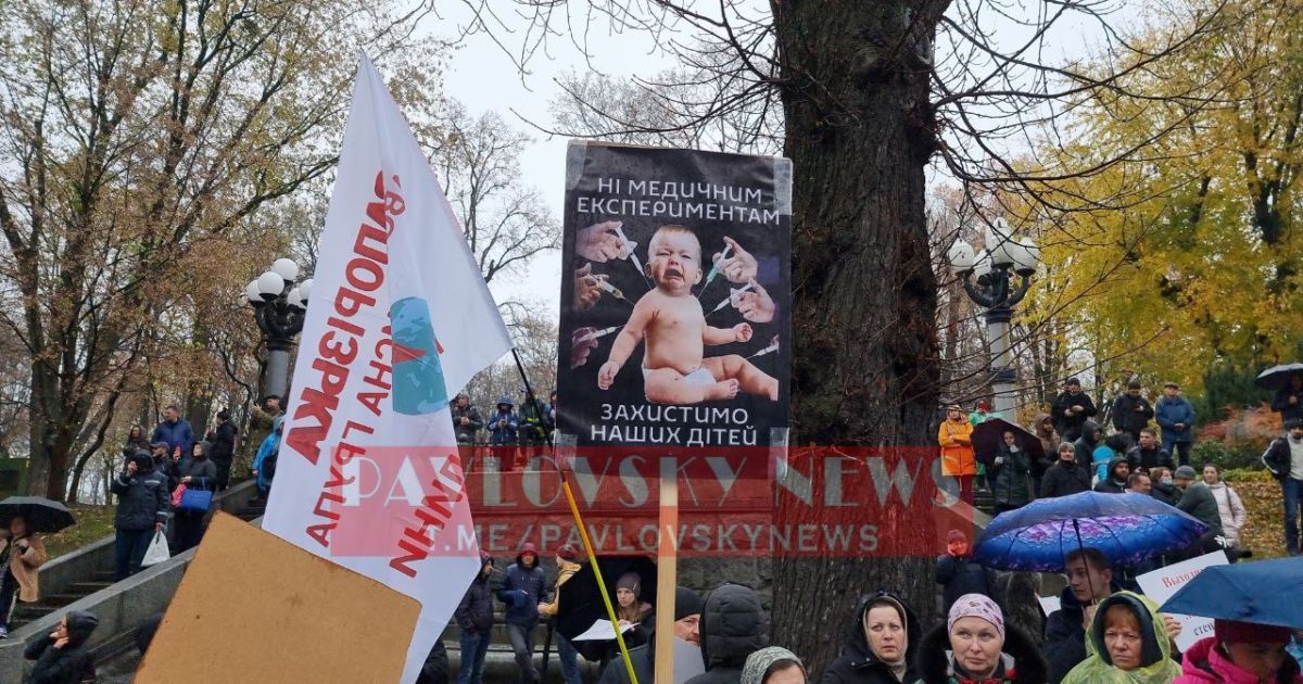 В центрі Києва антивакцинатори перекривають рух транспорту  та сваряться з водіями