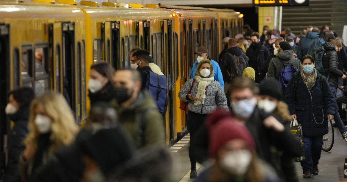 "Омикрон" с молниеносной скоростью распространяется по миру: названо количество стран, где обнаружили новый COVID-штамм