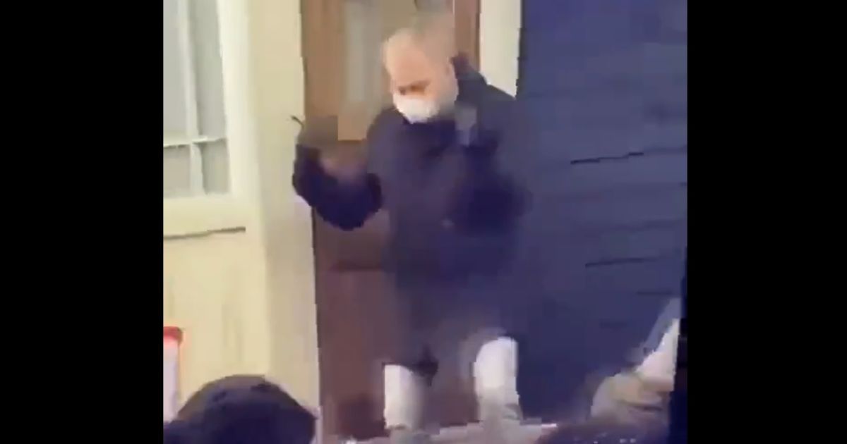 У Франції антивакцинатори напали на депутата і закидали його грудками землі: відео