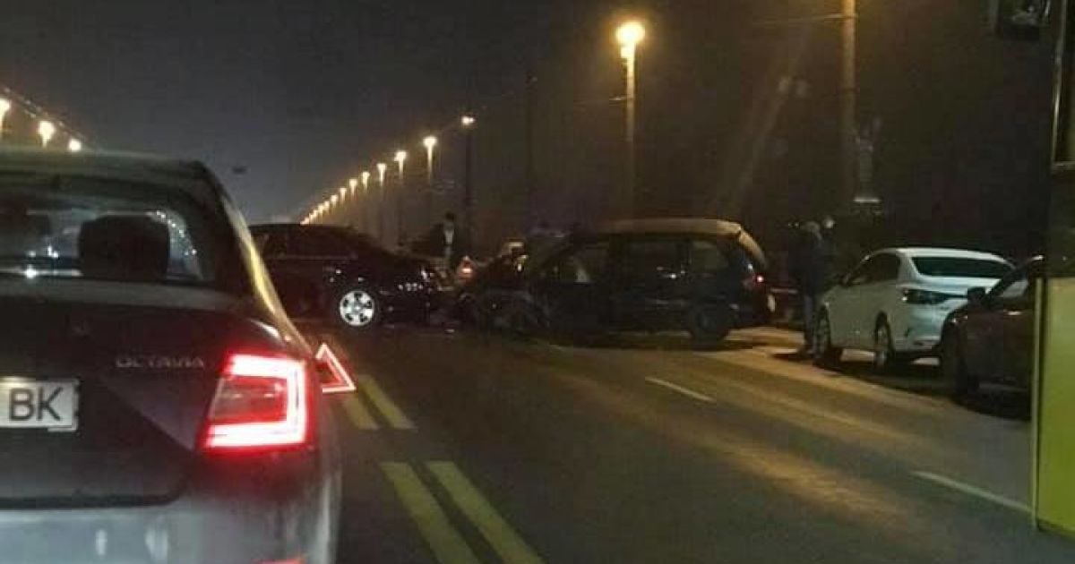 У Києві затори: на мосту Патона одразу дві ДТП