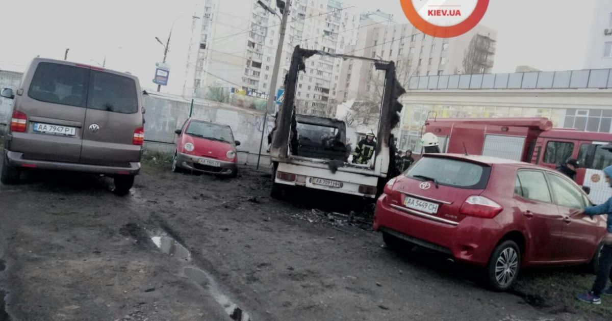 В Киеве сгорели машины