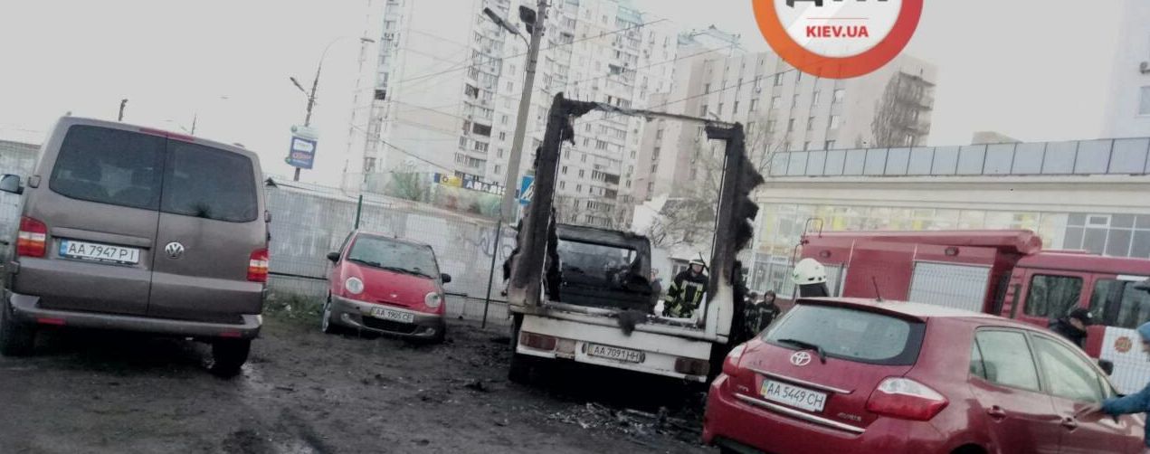 В Киеве сгорело почти полдесятка автомобилей