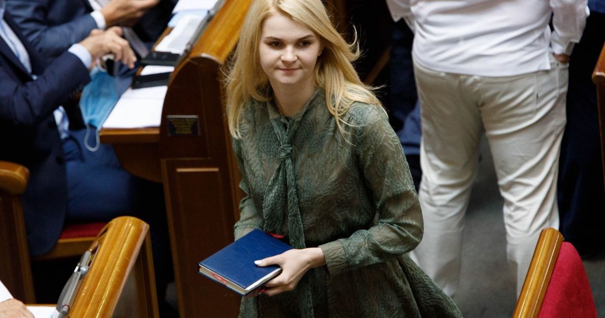 "Треба валити з цієї країни": листування "Слуги народу" на засіданні Ради зазнімкували ЗМІ (фото)
