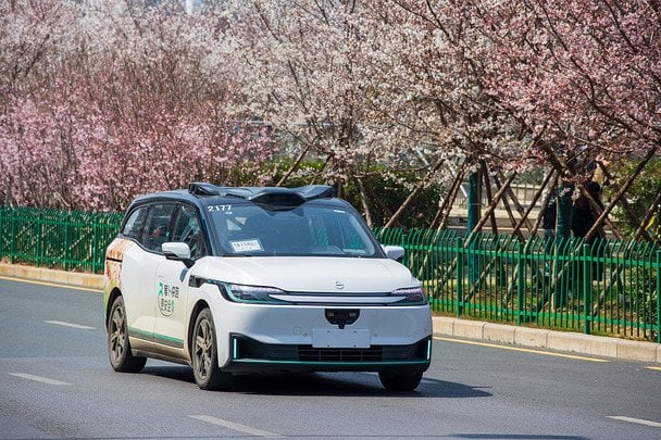 Повстання машин в Ухані: сотня роботаксі вмить зупинилася та заблокувала рух