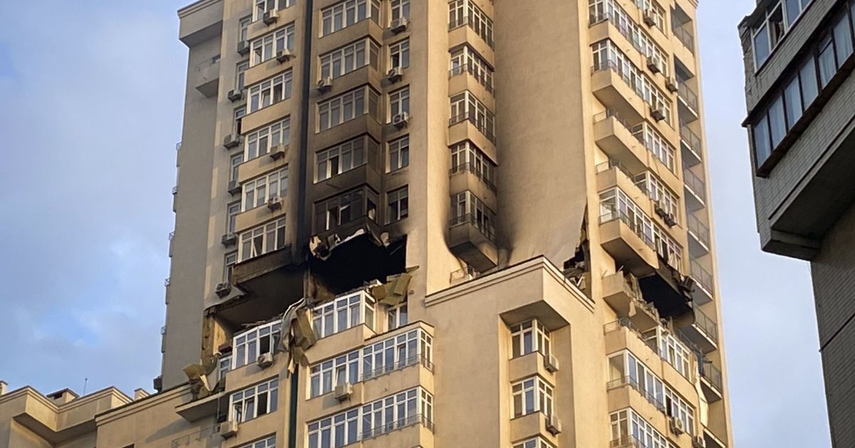 Уламки збитих у Києві ракет вночі 24 червня впали на будинок у Солом'янському районі.