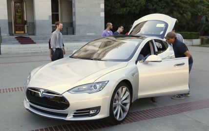 Электрокары Tesla обвиняют в бесконтрольных ускорениях. Реакция компании