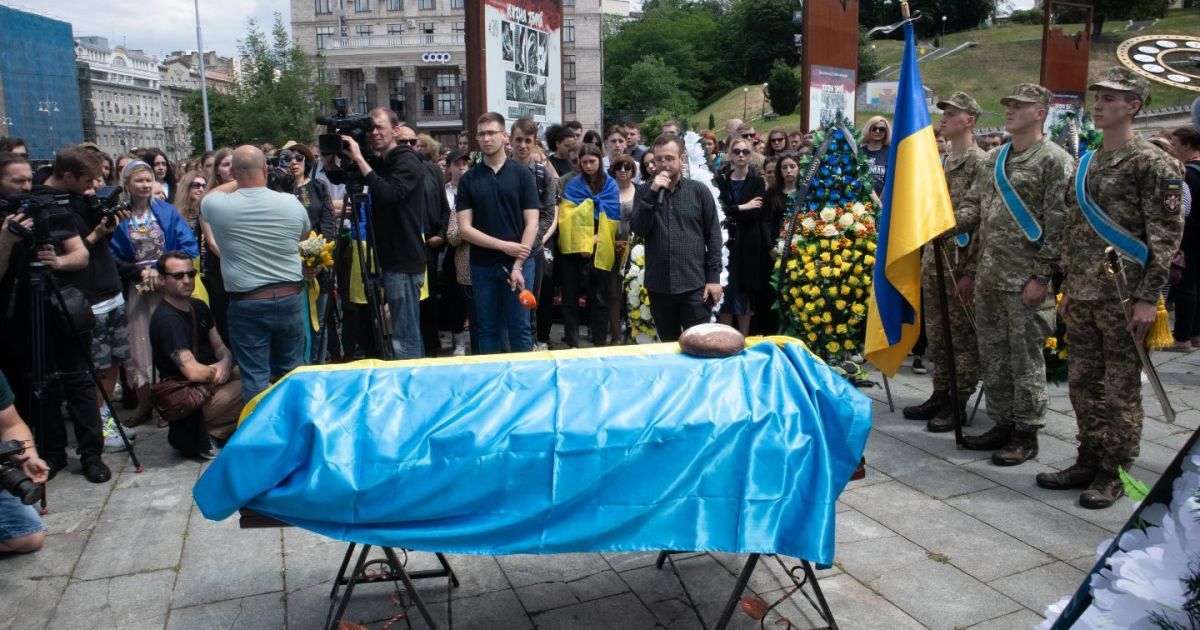 На Майдані Незалежності попрощались із бійцем Романом Ратушним