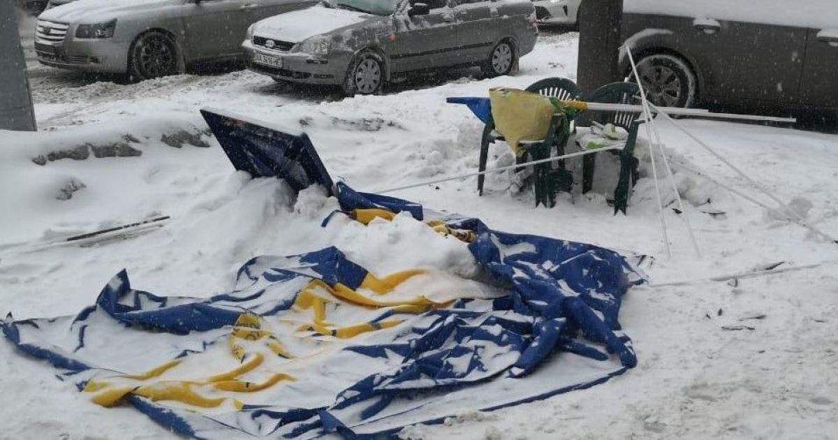 У Києві невідомі напали на агітаційні намети