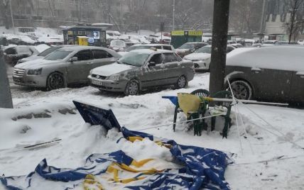 В Киеве неизвестные напали на агитационные палатки