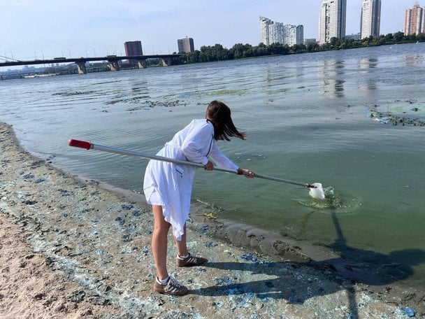 Пена укрыла Днепр, а вода стала зеленой. / © КМДА