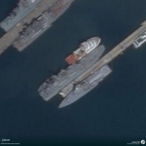 Супутниковий знімок пошкодженого десантного корабля 