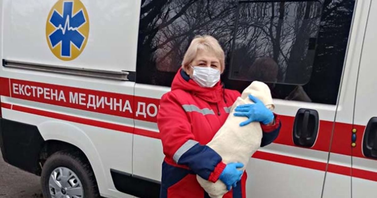 У Дніпропетровській області жінка народила шосту дитину в автомобілі "швидкої"