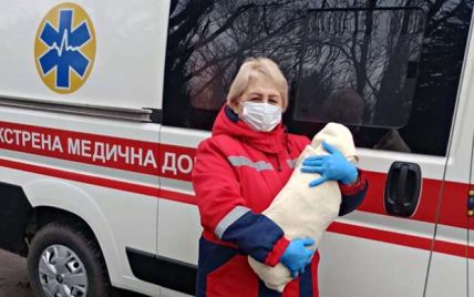 В Днепропетровской области женщина родила шестого ребенка в автомобиле "скорой"
