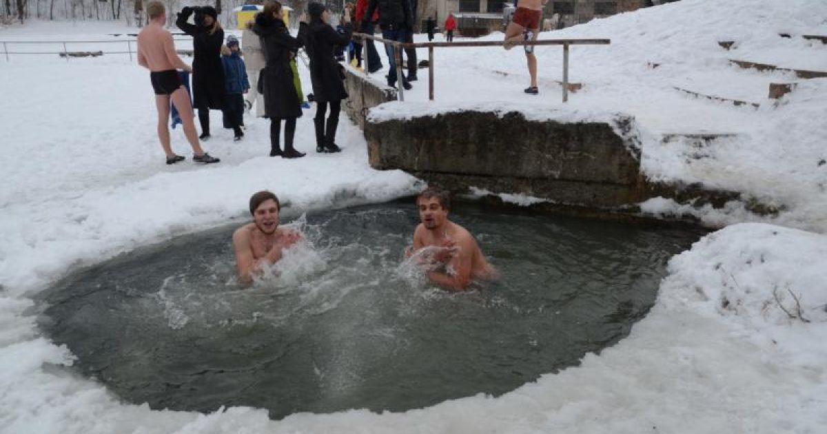 Львів'ян закликали відмовитися від пірнання в ополонку на Водохреще: у чому причина