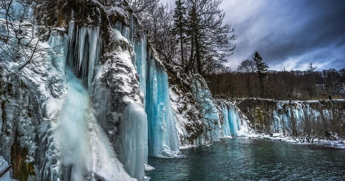 Угорський фотограф зробив неймовірні кадри крижаних водоспадів Хорватії