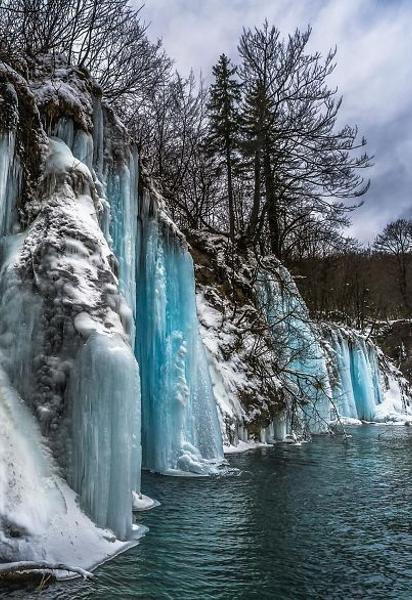 Угорський фотограф зробив неймовірні кадри крижаних водоспадів Хорватії