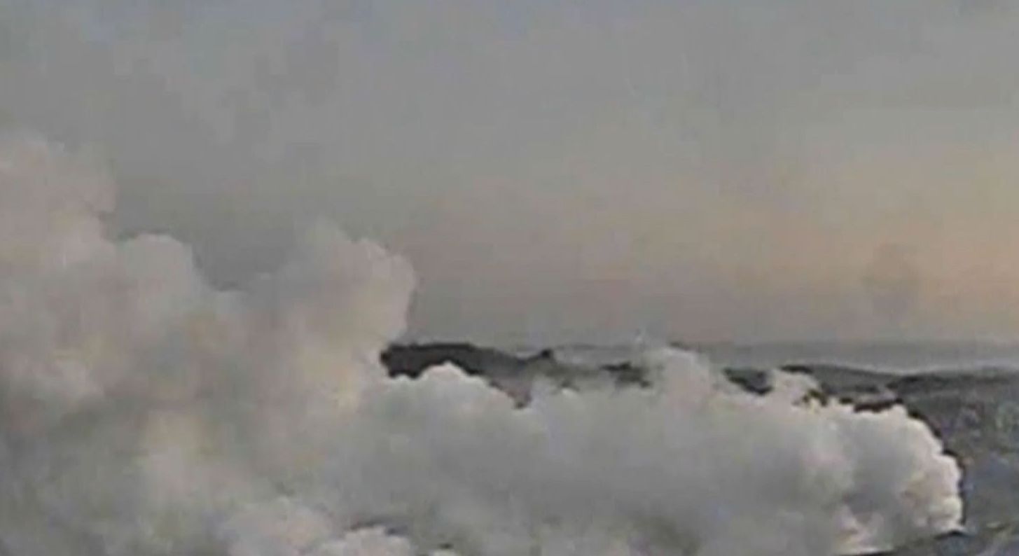 На японском острове Кюсю впервые за 250 лет извергается вулкан