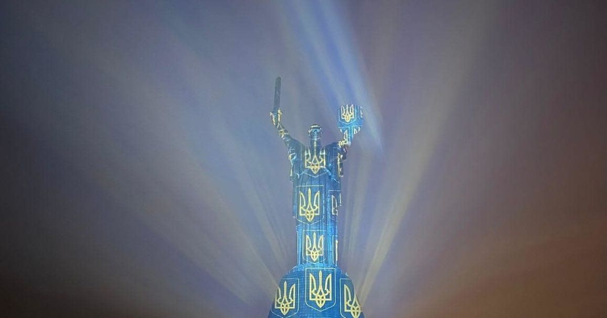 У Києві костел святого Миколая та Батьківщина-Мати засяли кольорами українського прапора