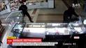 В Херсоне неизвестные в полицейской форме посреди дня ограбили ювелирный отдел