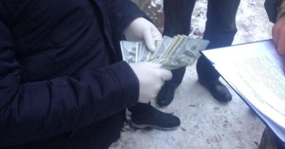 На Львівщині схопили СБівця, який силою вимагав 6,5 тисяч доларів хабара