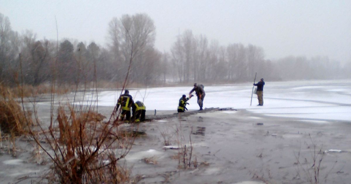 Під Києвом шістьох рибалок на кризі віднесло від берега_2 / © Управление ГСЧС Киева