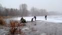 Под Киевом шестерых рыбаков на льду унесло от берега