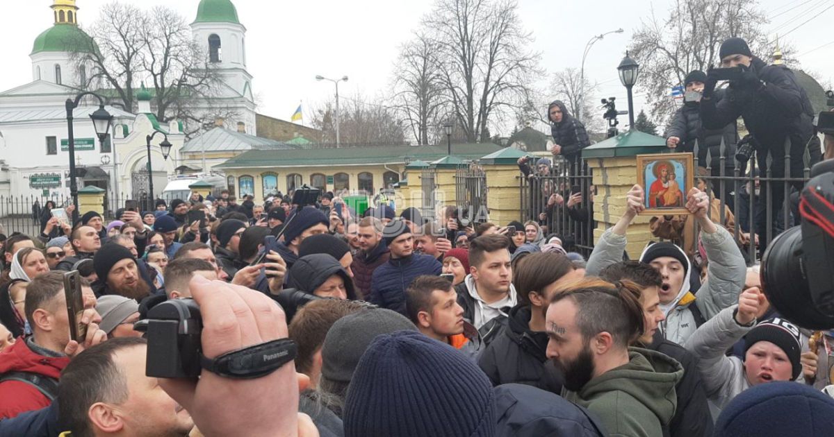 "Мерседес на ЗСУ": біля Києво-Печерської Лаври відбувається мітинг проти УПЦ МП (відео)