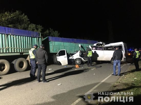 Четыре человека погибли в ДТП с микроавтобусом и двумя грузовиками в Николаевской области: фото