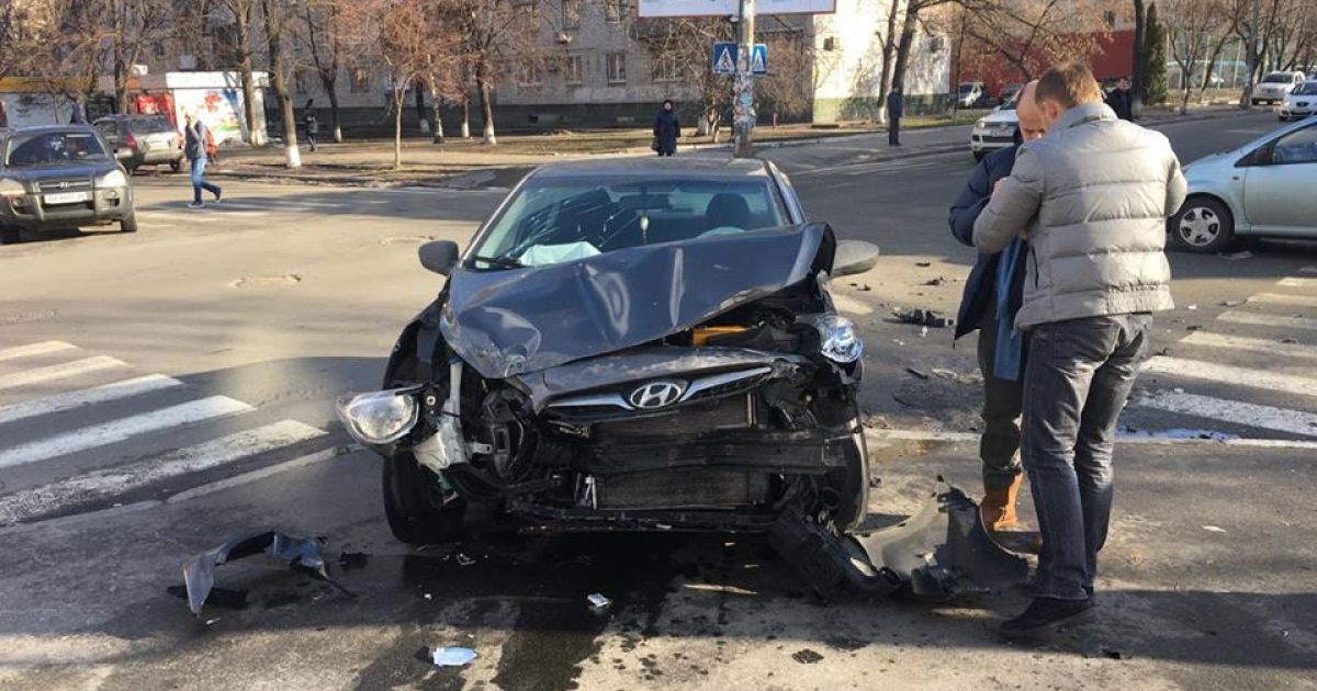 Через ДТП був повністю перекритий проїзд Ввіденською вулицею / © Фото Валерії Ковалінської/ТСН