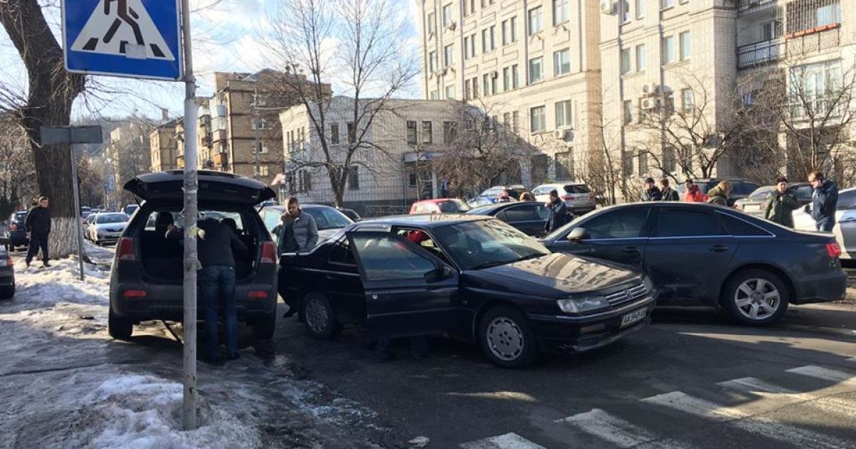 Через ДТП був повністю перекритий проїзд Ввіденською вулицею / © Фото Валерії Ковалінської/ТСН