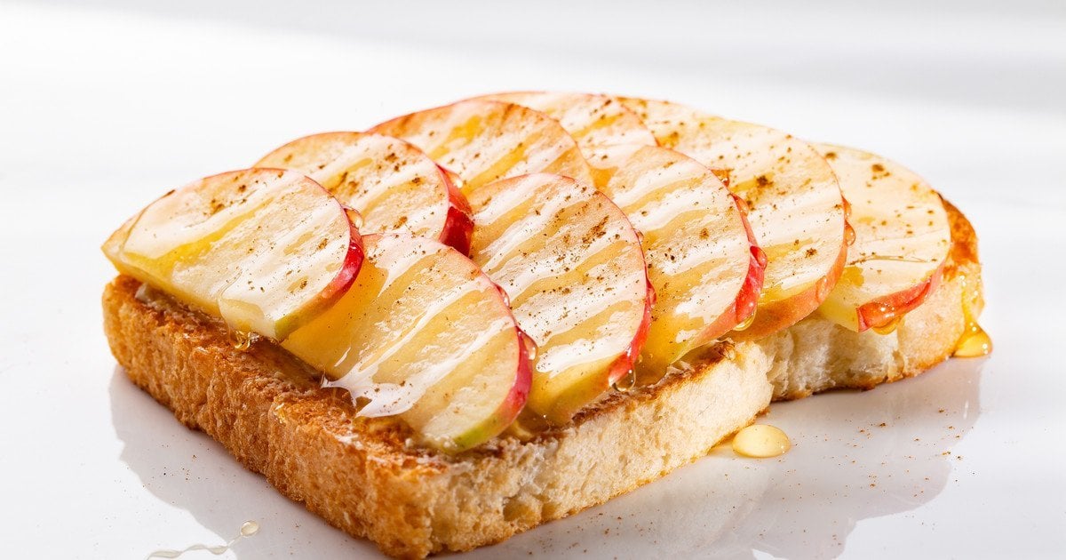 Тости з карамелізованими яблуками та вершковим сиром