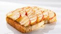Тосты с карамеллизированными яблоками и сливочным сыром