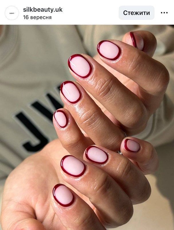 Маникюр цвета клюквы. / © Instagram