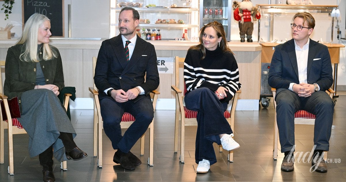 Кронпринцеса Метте-Маріт, кронпринц Гокон, принцеса Інгрід Олександра та принц Сверре Магнус