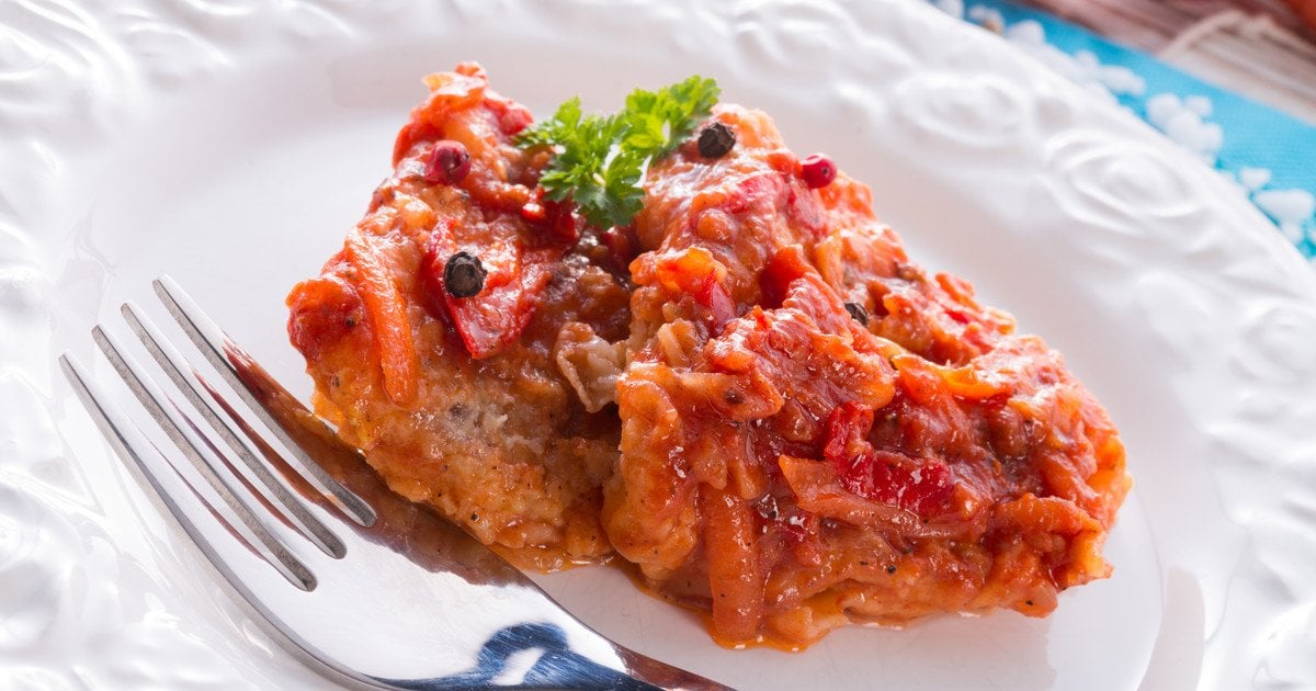 Хек, тушкований у томатному соусі з морквою та цибулею