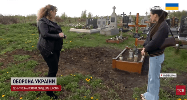 Наталія Вовк біля місця, де була могила її брата / © ТСН
