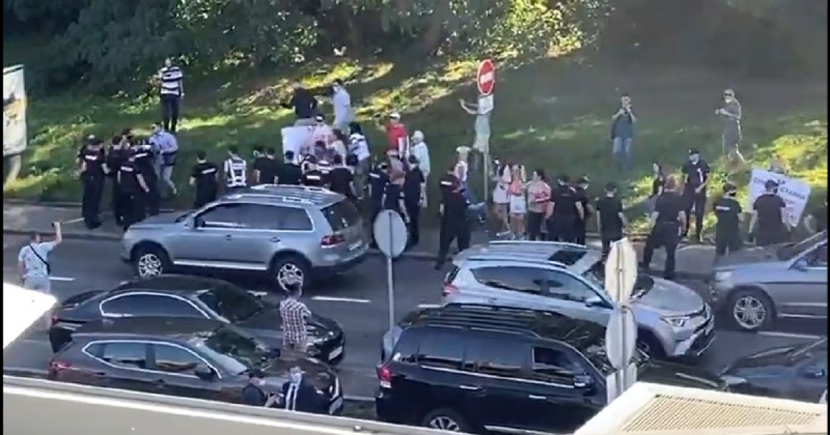 У Києві під час з’їзду "Слуги народу" біля КВЦ "Парковий" сталися сутички