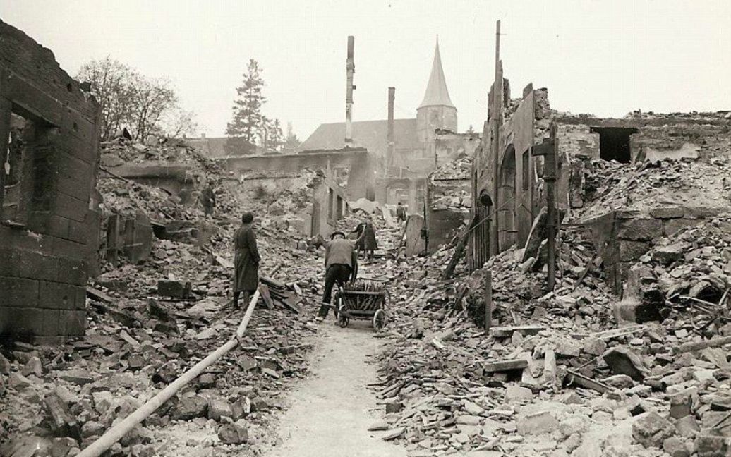 Немецкие мирные жители разбирают завалы от разрушений. / © Argunners