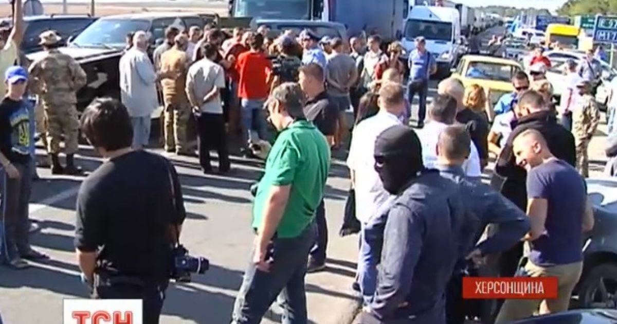 Активисты блокируют въезд грузовиков с товарами в оккупированный Крым