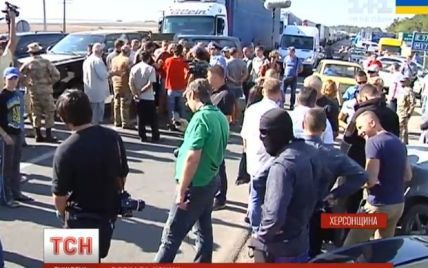 На границе с Крымом остаются две сотни фур